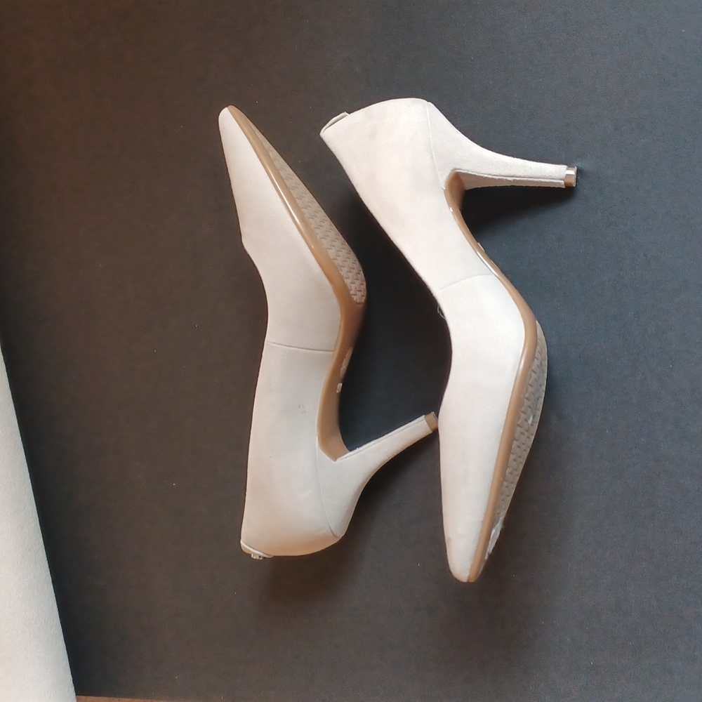 Micheal Kors Tan Mid Heel Pump...Size 9